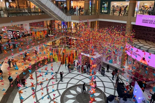 Shopping cheio e enfeitado com atrações para o público. 