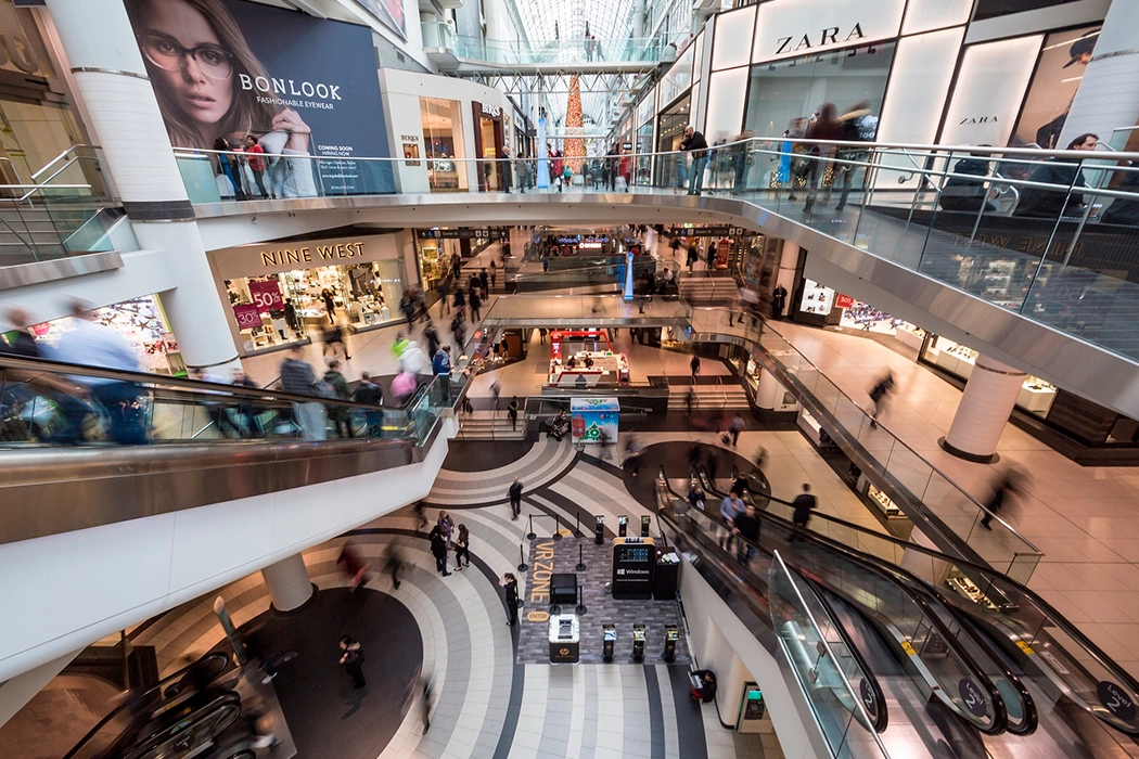 Shopping cheio para artigo que explica como funcionam as estratégias de Marketing em um shopping center.