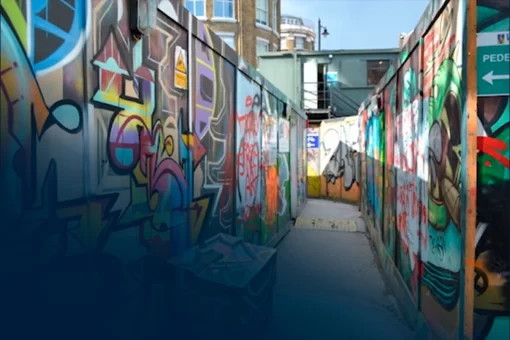 Imagem mostrando a área de Shoreditch de Londres, que une arte ao comércio e tem crescido exponencialmente.