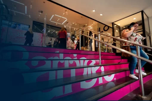 Escadaria de shopping brasileiro adesivada com temática da Barbie.