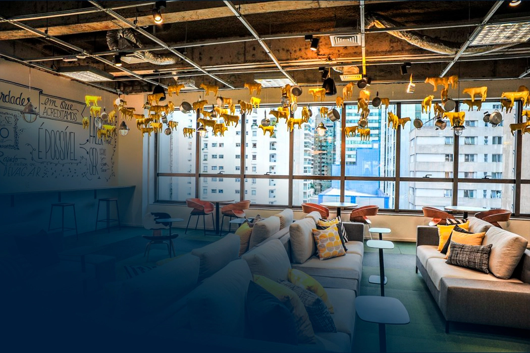 Espaço que retrata a sede do Google Worspace em SP mostrando a importância de locais que criam uma atmosfera inovadora para os locais de trabalho.