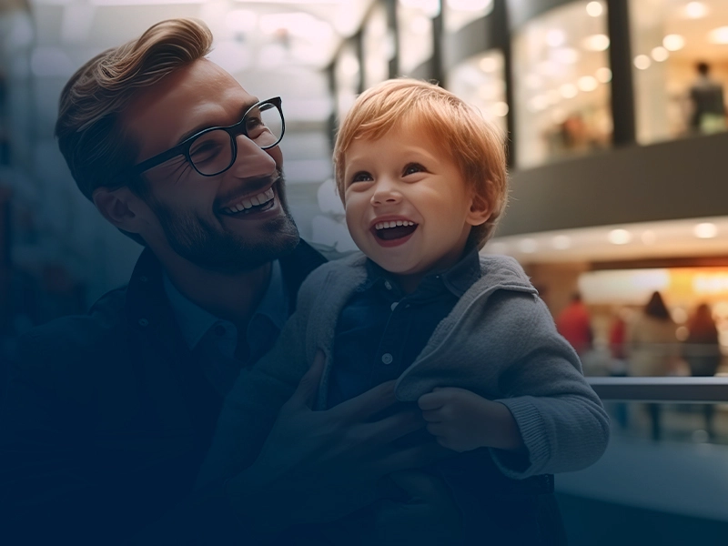 Texto mostrando pai e filho sorrindo em post que traz dicas de como aumentar as vendas para o dia dos pais.