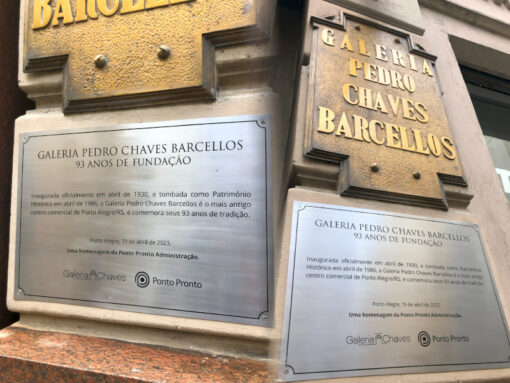  A Ponto Pronto orgulhou-se em presentear a Galeria Chave Barcellos com placa especial, em comemoração aos seus 93 anos de história. 
